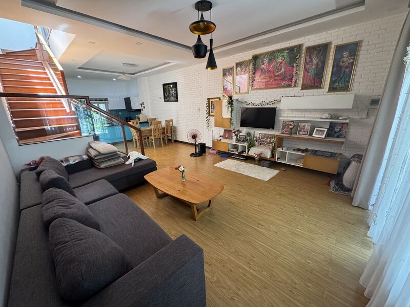 Living room before redesign, second example